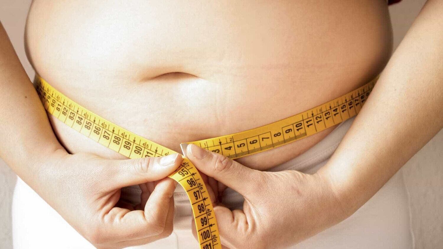 A obesidade atinge cerca de um bilhão de pessoas em todo o planeta. No Brasil, um a cada quatro adultos é obeso. Para alertar a população sobre os riscos associados a essa doença crônica e diminuir os estigmas, foi instituído o Dia Mundial da Obesidade. O Jornal da Record mostra quais são os principais hábitos que podem ajudar a prevenir a obesidade. Confira!