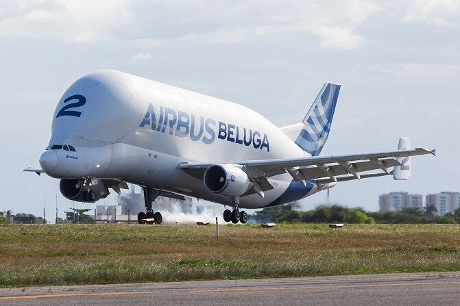 Airbus BelugaST ao pousar em Fortaleza