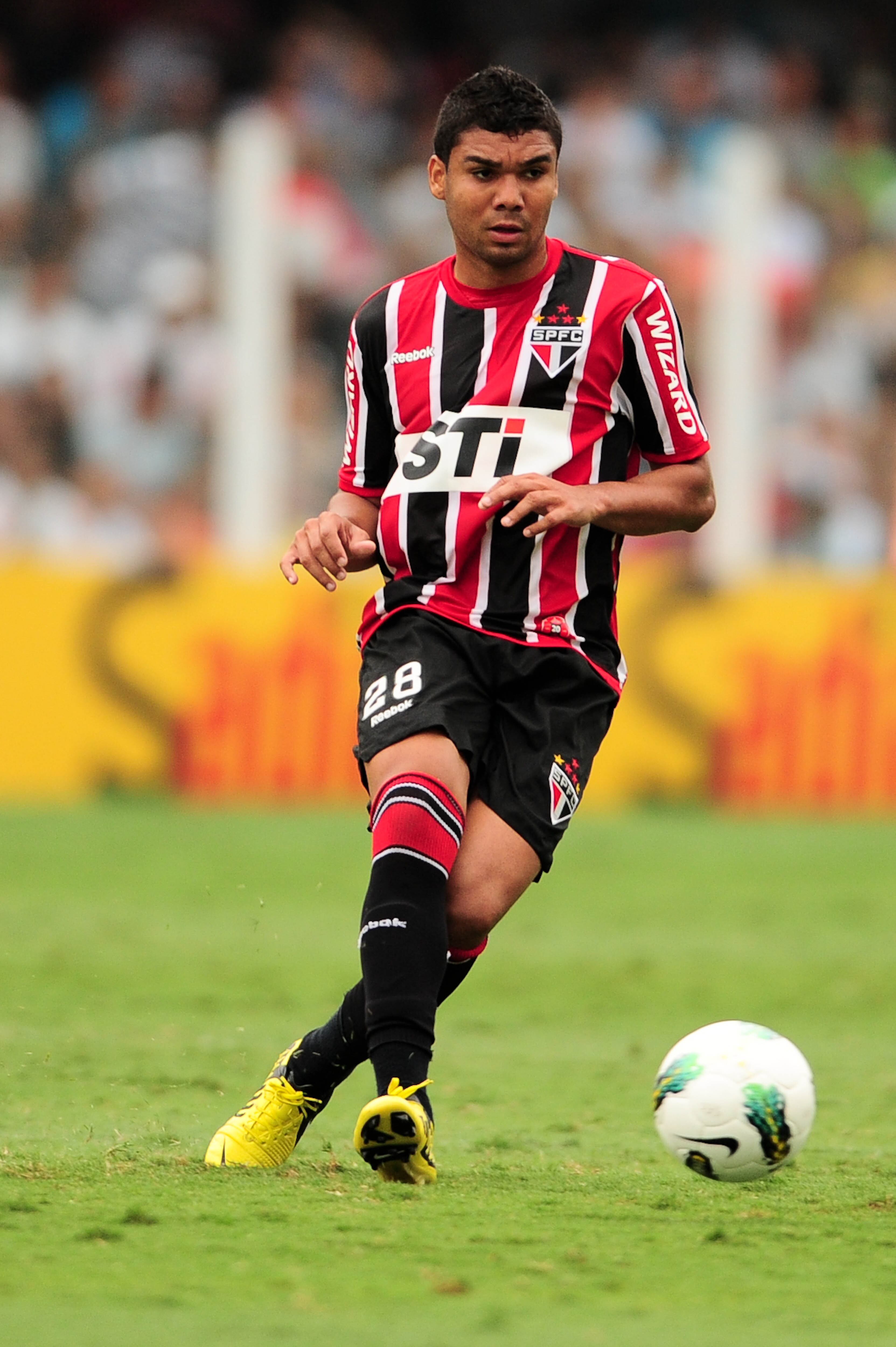 Alçado ao time principal do Tricolor em 2010, Casemiro fez quatro gols em sua passagem pelo time. E certamente está causando saudades na torcida, já que o São Paulo hoje vive uma das crises mais profundas de sua história, com risco de rebaixamento para a segunda divisão do Campeonato Brasileiro