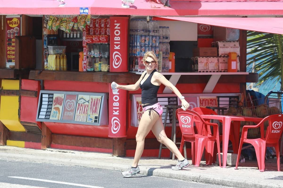 Antônia Fontenelle correu de shortinho nesta terça-feira (2)
