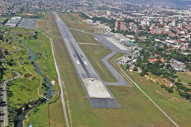 Um dos pneus da aeronave estourou