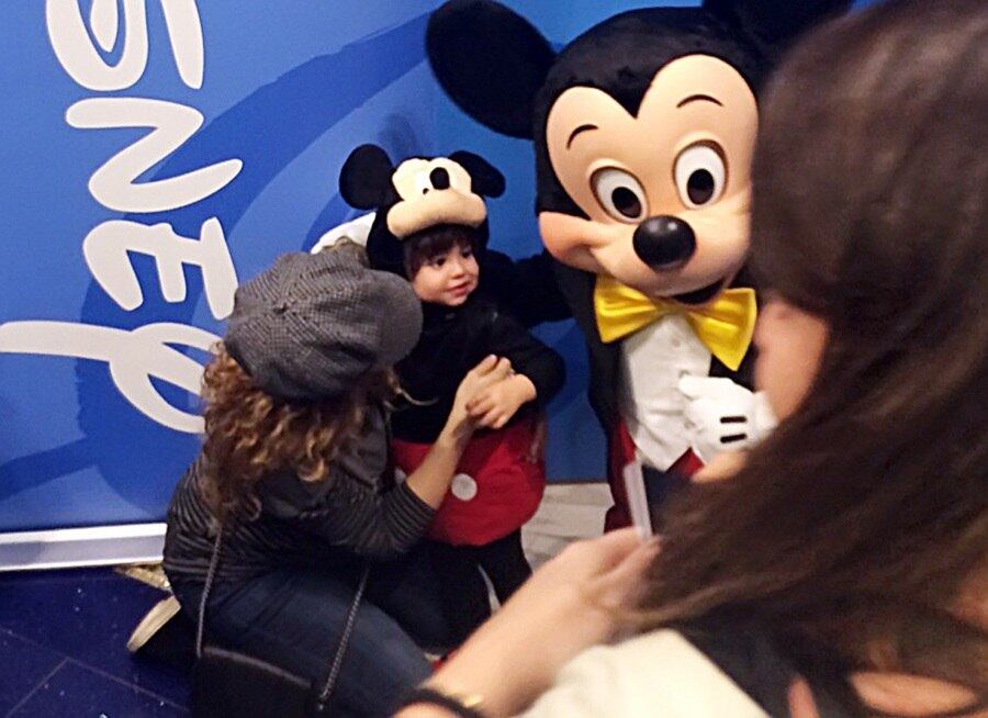 Filho de Shakira e do jogador Gerard Piqué, Milan protagonizou uma das cenas mais fofas do dia. O pequeno conheceu o Mickey em Barcelona e se vestiu igual ao personagem, especialmente para a ocasião. Olha só a carinha dele: muito amor!
Esbanjando simpatia, Shakira conta como se sente na segunda gravidez