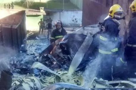 Avião caiu sobre garagem de casa no bairro Minaslândia, em BH