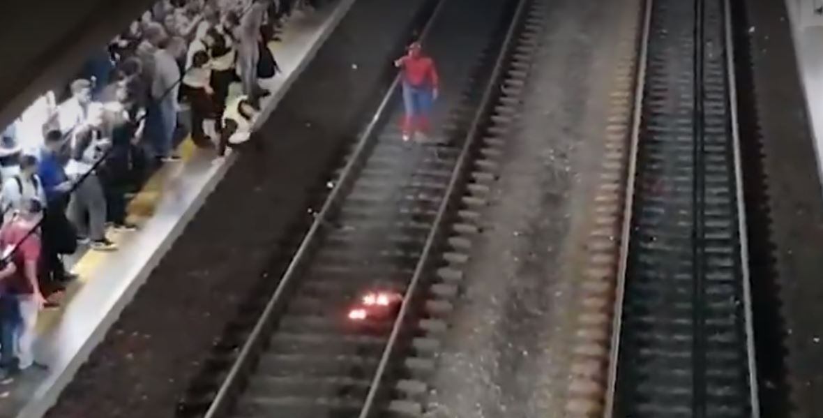 Homem Aranha coloca fogo em pneu na CPTM