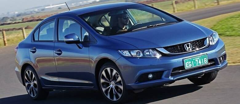 Nova grade, rodas de 17 polegadas e pneus "verdes" deixaram novo Civic mais durinho e esportivo na versão LXR