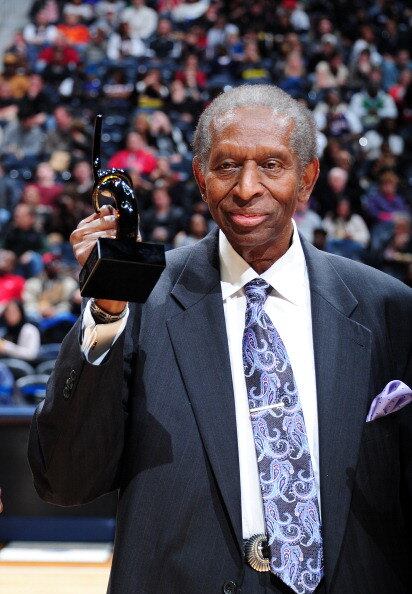 Primeiro negro a jogar basquete na NBA, Earl Lloyd faleceu aos 86 anos. Sua estréia no torneio foi no dia 31 de outubro de 1950, pelo Washington Capitols. Assim como a lenda do beisebol, a causa da morte também não foi divulgada. Quando encerrou a carreira, Lloyd ocupava a 43º posição no ranking de jogadores com maior pontuação da liga
