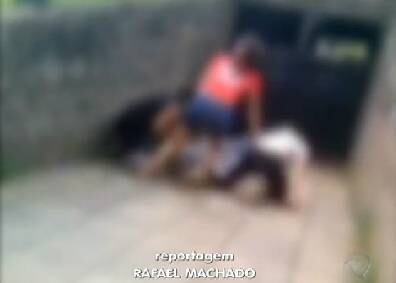 Uma testemunha que não quis se identificar declarou que as garotas utilizaram uma tesoura durante o espancamento

— Elas foram para cima da menina com a tesoura e disseram que iam matar mesmo
