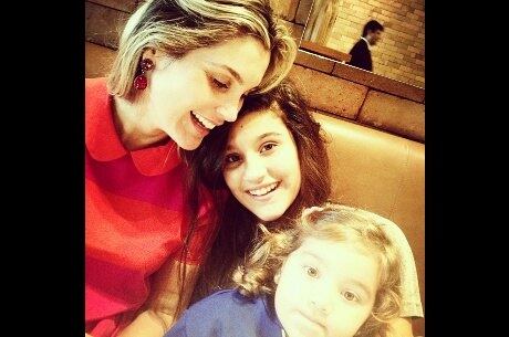 Atriz se divertiu com as meninas em um restaurante no RJ
