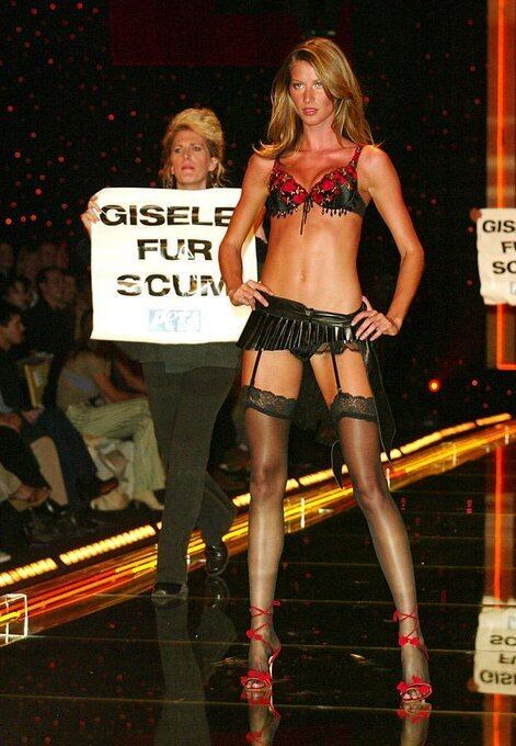 Naquela época, Gisele tinha assinado um contrato de meio milhão de dólares com a Blackgama, uma das maiores empresas de pele dos Estados Unidos. Enquanto ativistas invadiram a passarela com placas escritas "Gisele: escória das peles", a modelo continuou o desfile normalmente