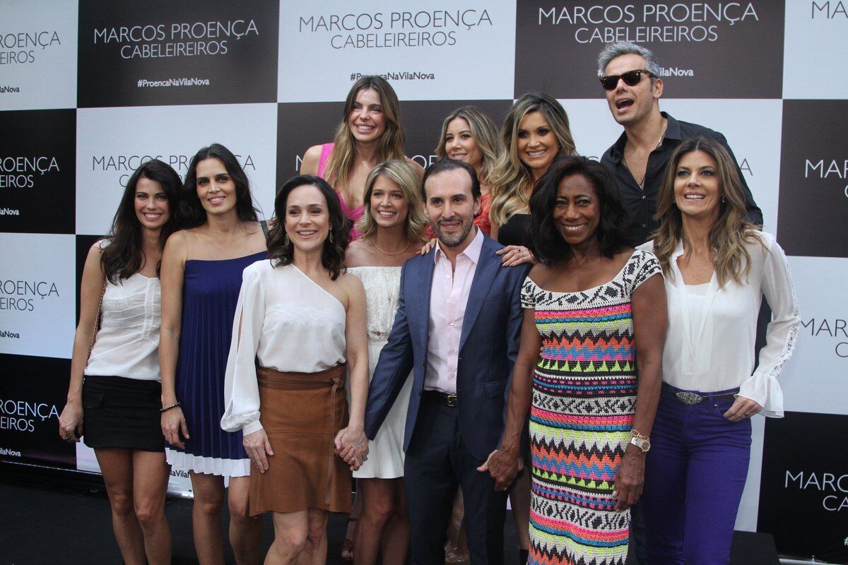 Famosos prestigiam inauguração de salão em São Paulo