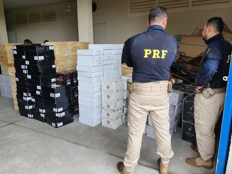 Cerca de 2.000 garrafas de vinho foram apreendidas
