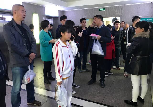 A placa da menina chamou atenção de dezenas de usuários do metrô chinês — mas também da polícia, que a levou para a delegacia. Ao chegar lá, ela explicou que seu irmão estava sendo tratado em um hospital local e ela havia chegado recentemente à cidade para ajudá-lo a arrecadar dinheiro