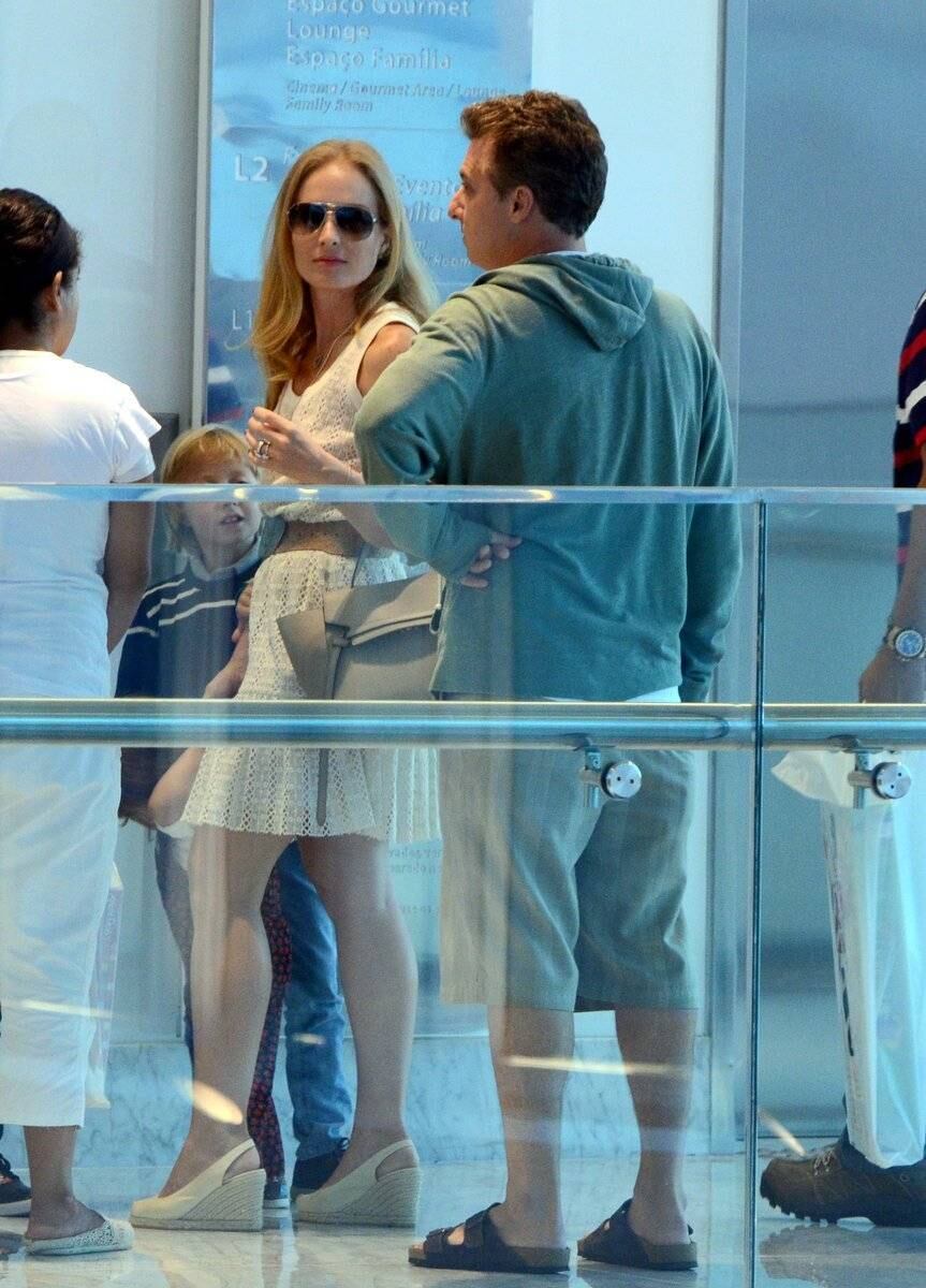 Luciano Huck e Angélica passeiam com filhos em shopping do Rio