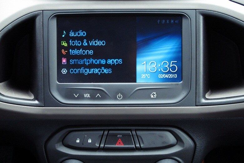 Equipamento oferece conexão Bluetooth, entradas auxiliar e USB, permite ver fotos e vídeos, traz aplicativos para navegar por GPS ou interagir com smartphones e não tem leitor de CDs — é sistema para a era dos pendrives

Confira o teste completo do Chevrolet Prisma LTZ

VEJA TAMBÉM

> Jaguar e Land Rover levam suas máquinas para correr em Interlagos

> Utilitário chinês Lifan X60 chega "completão" ao Brasil por R$ 52.777

> Teste: Rápido e divertido, Citroën DS3 sofre mesmo é com a concorrência

> Os carros mais vendidos do Brasil de todos os tempos

Quer saber tudo sobre carros? Acesse R7.com/carros