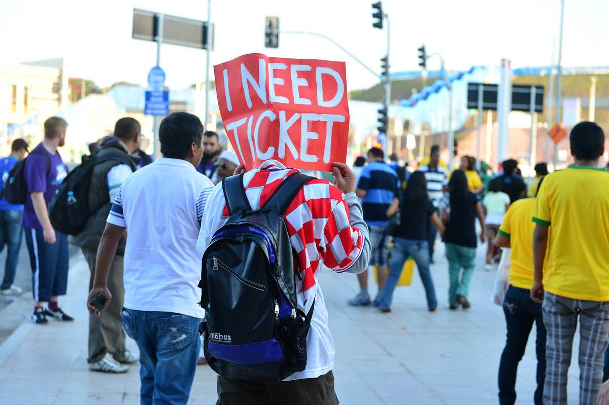Torcedores se desdobravam para conseguir ingressos para a partida