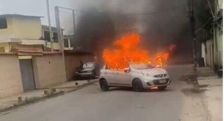 Carros foram incendiados na comunidade do Pantanal
