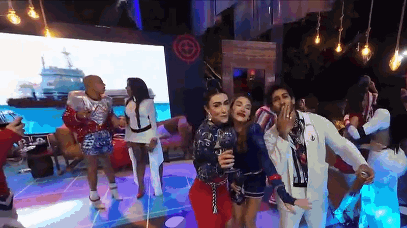 Reprodução em GIF/Peões se jogam na pista e curtem a segunda festa da edição: Batalha Naval | A Fazenda 17 (05:49)