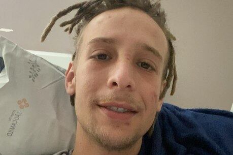 Cantor quebrou ombro após sofrer comvulsão em live