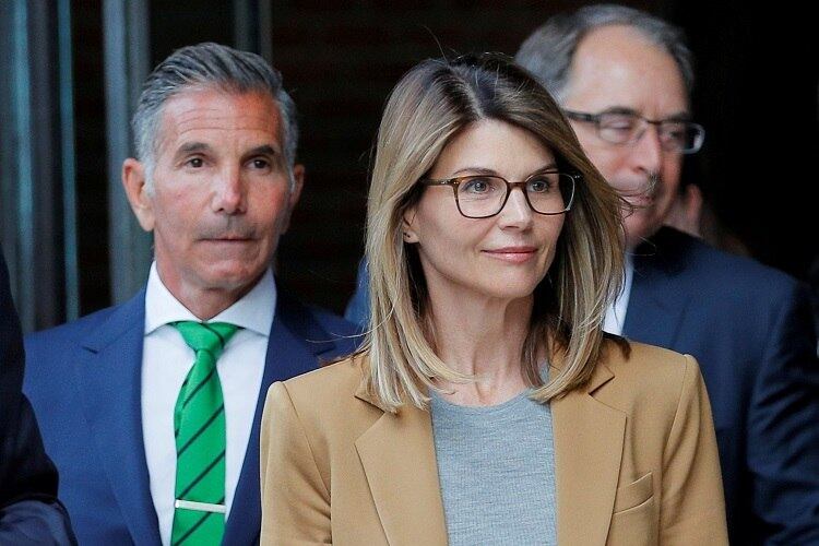 Atriz Lori Loughlin e o marido, Mossimo Giannulli, deixam tribunal em Boston