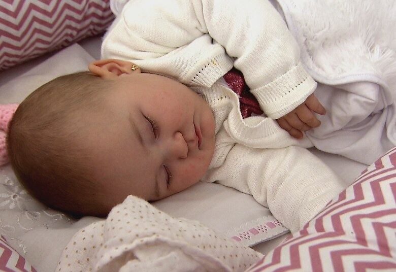 E o quadro 100 mil para
Mudar vai transformar a imagem de uma famosa cantora, intérprete de uma das
músicas mais conhecidas do Brasil. Hoje, aos 49 anos, ela fez a mudança mais radical de sua vida. Quem será essa
mulher e como será que ela ficou? O resultado será revelado no Gugu desta quarta-feira (18), às 22h45, na Record TV