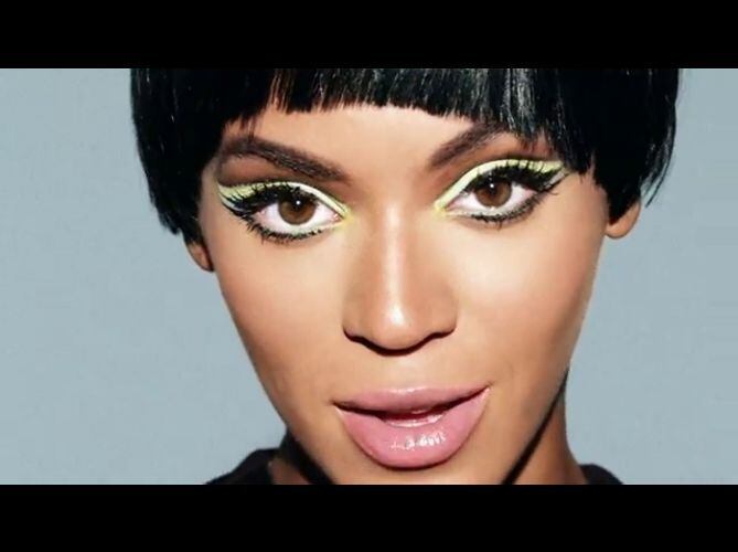 Beyoncé X Anne Teresa
A belga Anne Teresa De Keersmaeker denunciou a cantora Beyoncé por supostamente plagiar partes "integrais" de vários de seus espetáculos no videoclipe Countdown. Segundo Ann, Beyoncé copiou coreografias incluídas em Rosas danst Rosas e Achterland, composições que estrearam em 1983 e 1990, respectivamente. Saiba mais