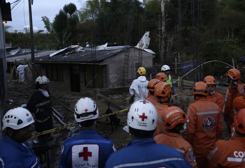  Os destroços do avião ficaram sobre o telhado de várias casas do bairro Junín, perto do aeroporto
