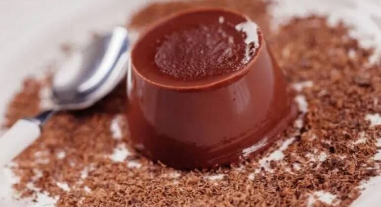 Que tal um pudim de chocolate bem cremoso? À base de leite condensado, ovos e chocolate em pó, é uma delícia para agradar a toda a família. E ainda é lindo!