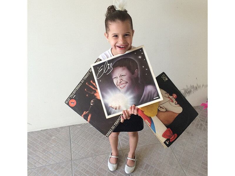 Analu faz questão de dizer que gosta de ouvir Elis Regina e fica feliz quando dizem que ela é a "mini Elis". Questionada sobre sua música preferida, ela afirmou que é difícil, porque ama todas as canções de Elis
