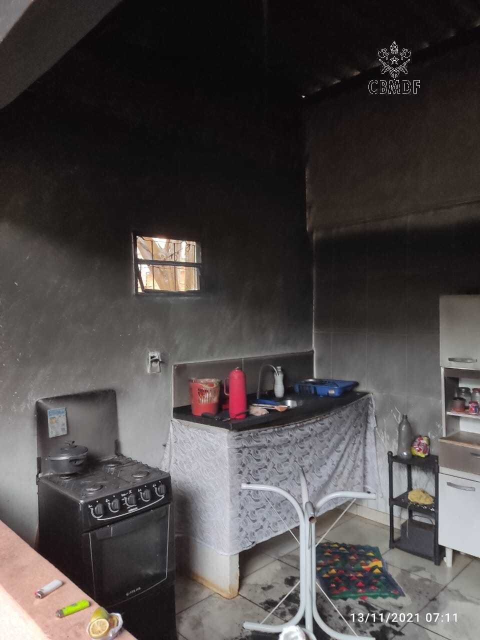 Casa pega fogo no módulo 7 da Estância Mestre D`Armas, em Planaltina. Polícia e Corpo de Bombeiros investigam a causa do acidente