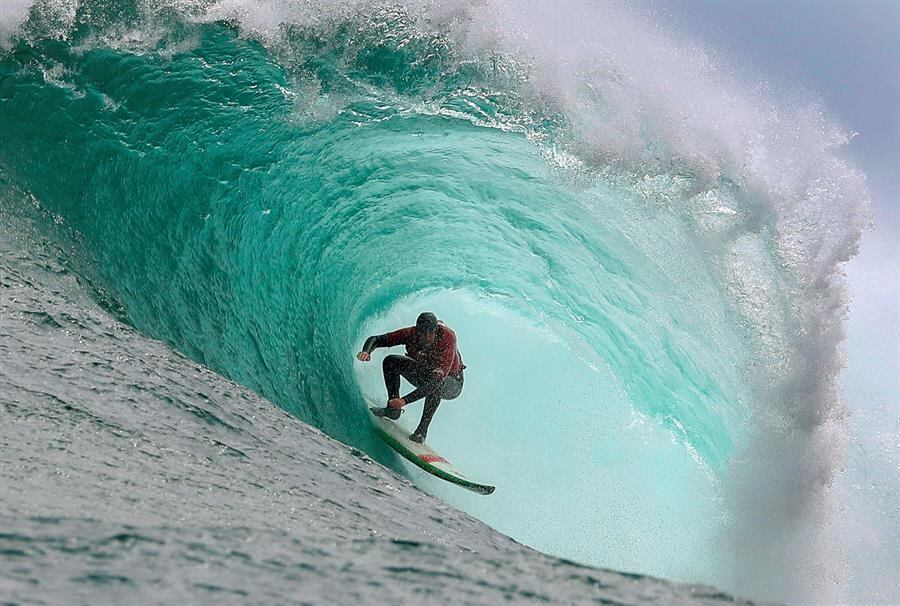 O surfista Mike Schlebach passa por um tubo nas ondas da Cidade do Cabo, África do Sul