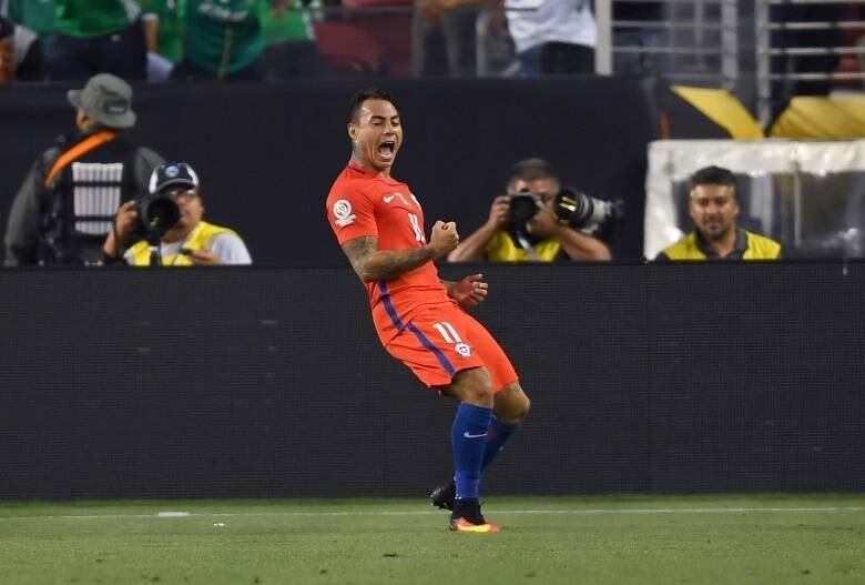 Entre os principais jogadores da seleção chilena, Eduardo
Vargas mostrou-se irritado com o que a modelo está dizendo sobre sua vida. “Não
sei o que quer escrevendo coisas sobre mim sem eu jamais ter feito nada. Não te
conheço e nem quero conhecer. Você não tem que falar sobre futebol. Não entende
nada. A única coisa que sabe é subir coisas sensuais para ganhar mais
seguidores. Se não parar… Eu vou escrever coisas sobre você. No mundo de
futebol se sabe muita coisa sobre você”, declarou o atacante