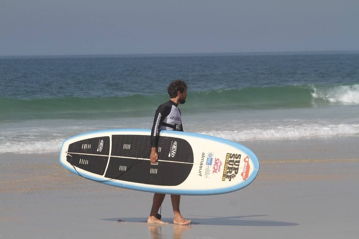 vBruno Gagliasso e Ricardo Pereira praticam stand up paddle na praia da Barra da Tijuca, no Rio