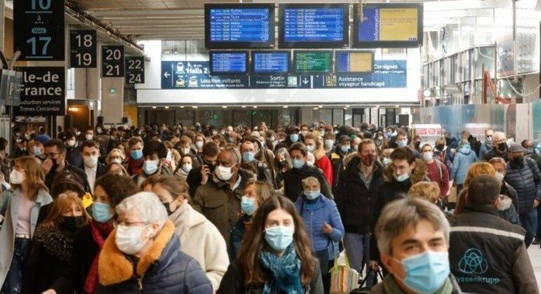 Estações de trem ficaram lotadas no início do dia