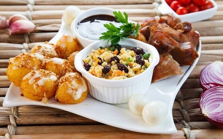 Bar do João
Prato - Carne de Lata e Cia.: carne de lata acompanhada de farofa fria, batata bolinha com alho desidratado, ovo de codorna, mussarela derretida e molho de goiaba.
Endereço: rua Geralda Marinho, 117 - São João Batista