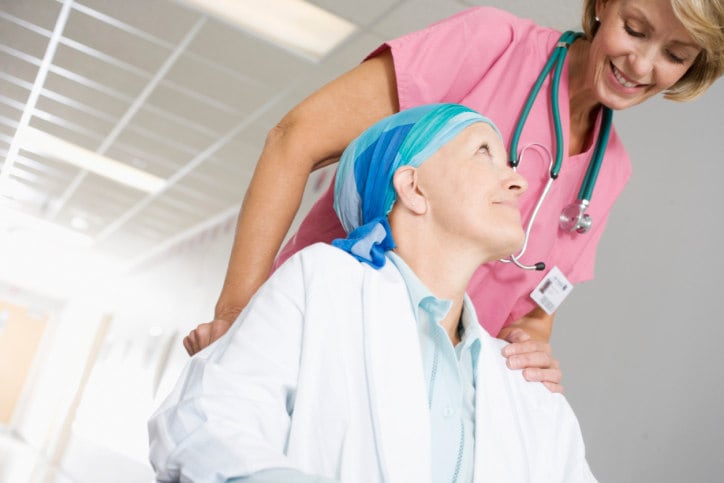 Estima-se que em 2014 e 2015, o Brasil terá 576 mil novos casos de câncer, de acordo com dados do Inca (Instituto Nacional do Câncer). No mundo, houve um aumento de 20% na incidência da doença na última década. Até 2030, são
esperados mais 27 milhões de novos casos.

De acordo com o presidente da SBOC (Sociedade Brasileira de Oncologia Clínica), Evanius Wiermann, o câncer deverá ser a doença que mais matará no mundo em pouco mais de uma década. Segundo ele, o aumento no número de casos é reflexo do envelhecimento da população.

— O câncer atinge, principalmente os idosos, e com o aumento da expectativa de vida no Brasil, acabamos tendo mais diagnósticos. Aliado a isso, temos o aumento da população como um todo, afinal, quanto mais pessoas, o número de casos tende a aumentar. 

Apesar de os números serem considerados alarmantes e a doença ainda estar associada a "sentença de morte", o especialista pondera que com os novos tratamentos e tecnologias, essa relação tende a ser desconstruída aos poucos.

— Com as novas pesquisas e o desenvolvimento de novas drogas, cada dia mais vemos que os pacientes estão vivendo mais e com uma maior qualidade de vida. Temos o preceito na oncologia de que um medicamento só pode ser utilizado se for trazer mais benefícios do que malefícios ao paciente.

No Dia
Nacional de Combate ao Câncer, lembrado nesta quinta-feira (27), o R7
listou as principais dúvidas sobre a doença e esclarece o que é mito e o que é verdade quando o assunto é câncer. Confira!

*Colaborou: Luiz Guilherme Sanfins, estagiário do R7
