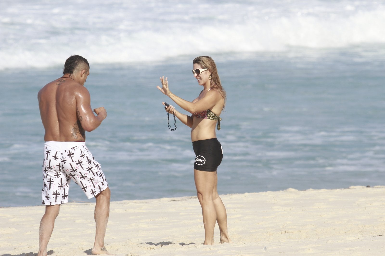 Veja mais fotos do treino na praia de Joana Prado e Vítor Belfort