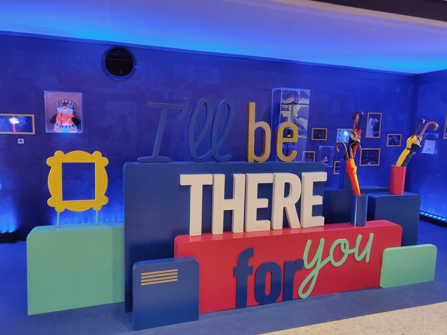 Nada melhor para iniciar o passeio do que a icônica abertura da série. O letreiro com a letra da música e os guarda-chuvas estão por lá