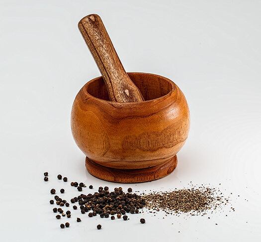 Apesar de proibida em restaurantes, a colher de pau, é claro, é permitida dentro de residências. Além da colher de pau, existem outros utensílios de madeira, como garfo, faca e socador.