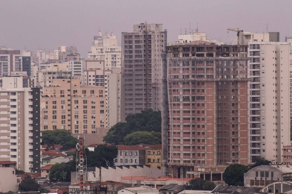 Após longa polêmica, o reajuste do IPTU (Imposto Predial e Territorial Urbano) na
capital paulista ficou acertado em 10% para imóveis residenciais e 15% para imóveis comerciais. O projeto aprovado estabelece também o acréscimo de 1% no
ITBI (Imposto sobre Transmissão de Bens Imóveis), que passa de 2% para 3%.
O imposto urbano também ficou
mais caro na capital mineira. A prefeitura estabeleceu o índice de aumento em
6,46%, corrigindo a inflação de 2014 pelo índice IPCA-E. A taxa de lixo,
cobrada com o IPTU, também teve elevação de 9,26%
.
Em Salvador (BA), o reajuste do IPTU será de 6,3%, referente à
atualização monetária, com base do IPCA