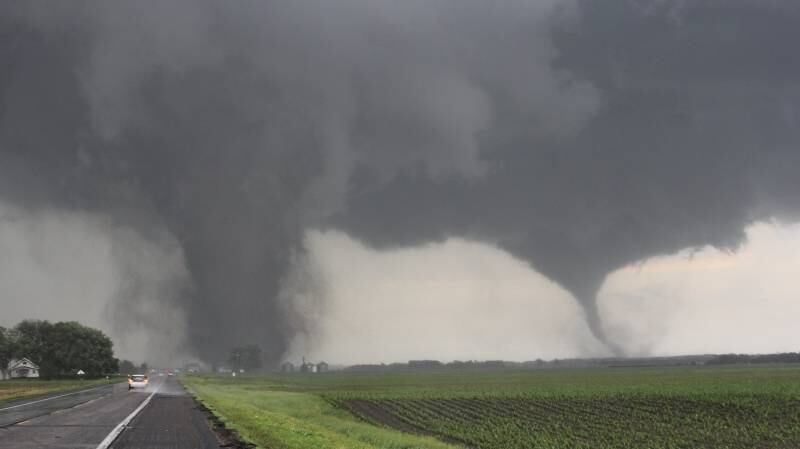 O Centro de Previsões de Tempestades do NWS, com base em Norman,
Estado de Oklahoma, registrou pelo menos um, talvez dois, casos nos quais dois
redemoinhos se encostaram simultaneamente, um fenômeno raro, segundo
meteorologistas. Tornado passou bem no meio da cidade. Serviços de
eletricidade, água e esgoto foram completamente desativados.

A maioria das casas e de outros edifícios de uma área de
aproximadamente seis quarteirões de largura por seis de comprimento foram destruídos,
e podiam ser vistos vários veículos destroçados
