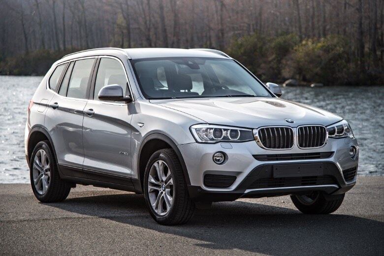 Logo após estourar o escândalo da Volkswagen, a revista
alemã Auto Bild publicou reportagem sugerindo que a BMW também estaria
manipulando emissões na Europa com o SUV X3 a diesel. Mas a montadora
logo se reportou publicamente, afirmando que não há qualquer vestígio de
fraude em seus veículos
Veja mais:
Caçador de carros raros encontra tesouro abandonado em chácara de São Paulo
Adeus, vendedores: veja a máquina de vender carros
Os 25 carros de luxo mais vendidos no Brasil em 2015