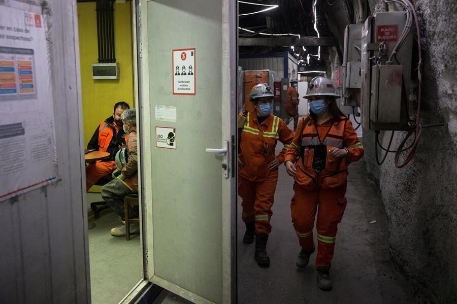 A mineração representa mais de 10% do PIB chileno, é o motor da economia e ocupa um papel central na recuperação do país, em crise por conta da pandemia de covid-19. Calcula-se que, até 2023, cerca de 30 mil postos serão abertas na indústria e a presença feminina será essencial, inclusive para fornecer mão de obra qualidicada
