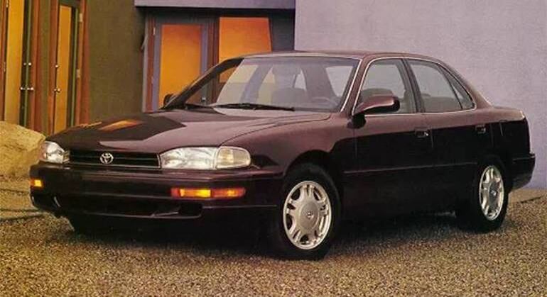 Versão XLE do Camry era a mais cara com motor V6 3,0 litros e itens como teto solar