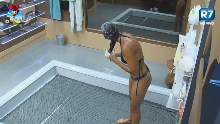 Débora gastou bastante tempo massageando os cabelos

+ Assista ao vídeo do banho de Débora Lyra 

