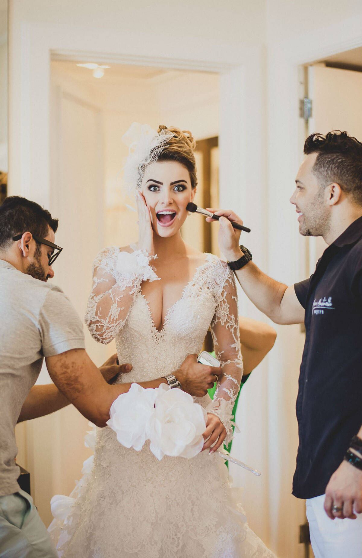 Rayanne Morais escolheu um vestido decotado para a cerimônia. No clique acima, é possível ver a noiva momentos antes da cerimônia