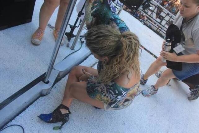 Em frente aos camarotes das TVs, ela explicou a queda. "Eu me machuquei mas eu não senti nada. Deve ter sido a adrenalina, ou a felicidade que eu estou. Estou tão feliz que não estou sentindo nada", disse