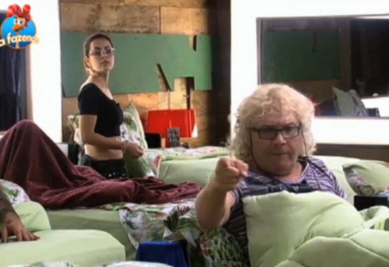 No confinamento, a cantora também revelou outros muitos
acontecimentos de sua vida. Um deles foi em que ela conta que já diz ter visto
uma assombração em um hotel

+ Aos prantos, Rayanne faz pedido a Douglas Sampaio: "Para de me dar gelo?"
+ "Estou infeliz há quase dez anos", desabafa Li Martins
+ Mara fica surpresa com declaração de Douglas Sampaio

