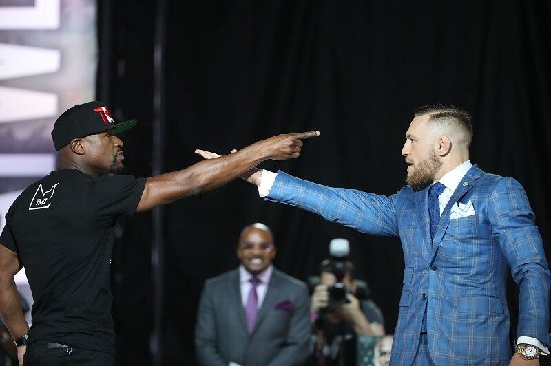 Embora Mayweather tenha declarado que o mais novo e mais forte Conor McGregor seja o favorito para vencer o confronto, as casas de aposta apontam para o lado contrário. Muitos consideram quase impossível que o irlandês do UFC passe por cima de Money