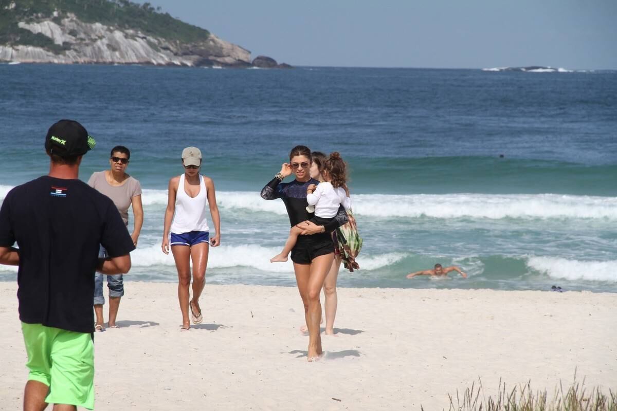 Grazi Massafera curtiu dia de sol na Barra da Tijuca