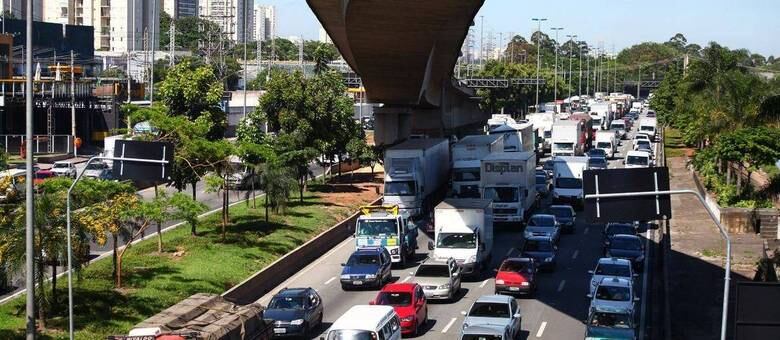 O movimento de veículos na marginal Tietê já era intenso na manhã desta sexta-feira (30)